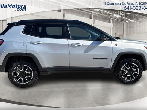 Used 2024 Jeep Compass Trailhawk image 2