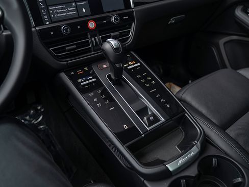 Used 2026 Porsche Macan AWD/4WD image 13