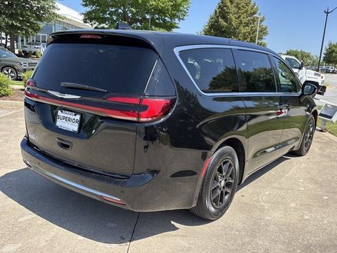 Used 2025 Chrysler Pacifica Select FWD image 3