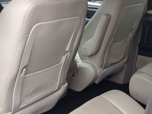 Used 2013 Chrysler Town & Country Touring-L FWD image 18