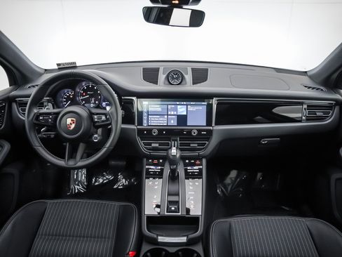 Certified 2025 Porsche Macan Turbo image 15
