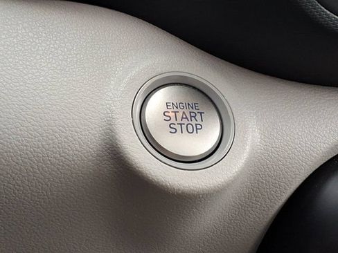 Used 2025 Hyundai Venue SEL FWD image 18
