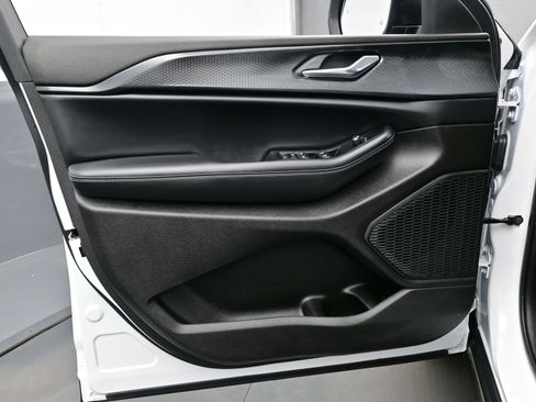 Used 2025 Jeep Grand Cherokee Laredo X w/ Luxury Tech Group I image 10