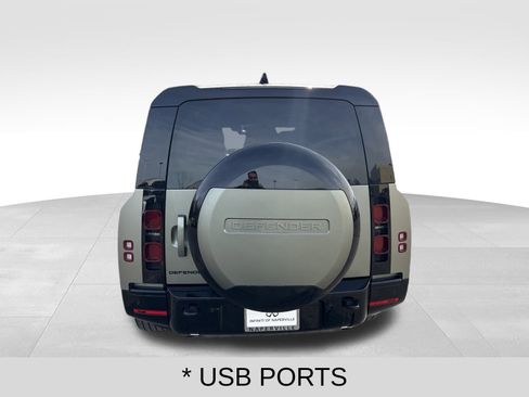 Used 2025 Land Rover Defender 130 X-Dynamic SE image 4
