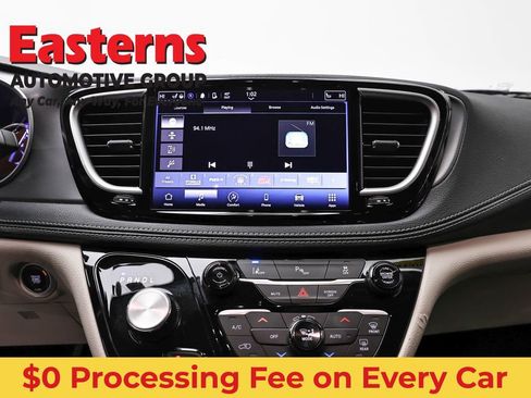 Used 2023 Chrysler Pacifica Touring-L FWD image 12