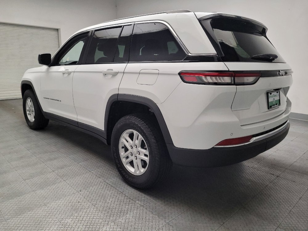 Used 2023 Jeep Grand Cherokee Laredo RWD image 5