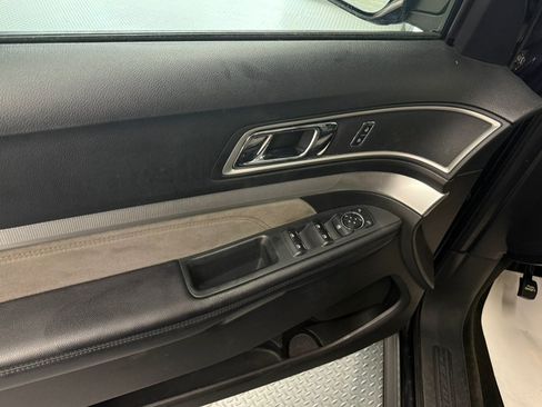 Used 2017 Ford Explorer XLT w/ Equipment Group 202A AWD/4WD image 30