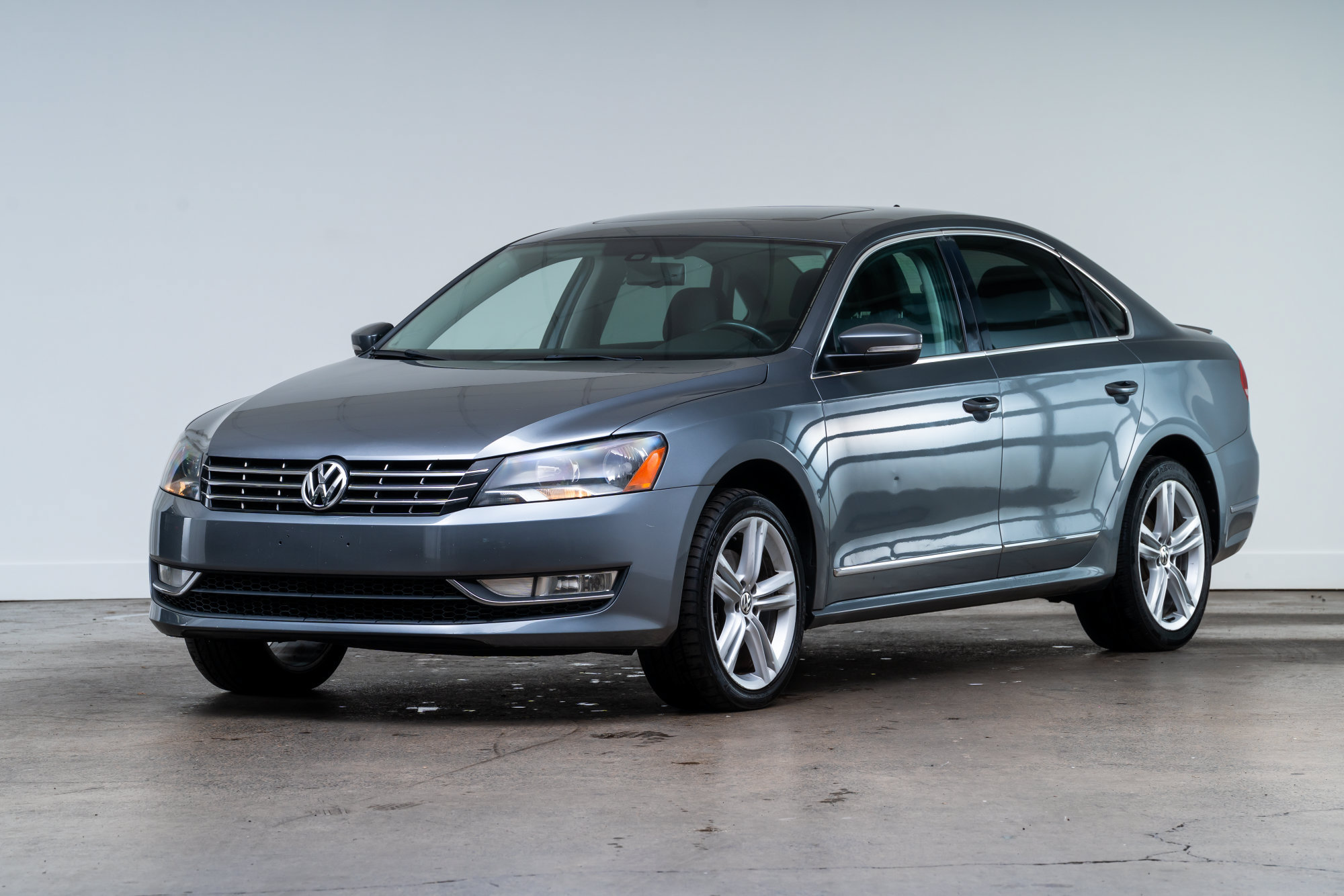 Used 2014 Volkswagen Passat TDI SEL Premium FWD image 3