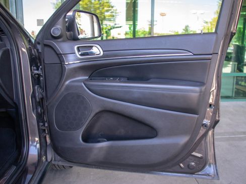 Used 2021 Jeep Grand Cherokee Limited w/ Luxury Group II image 19