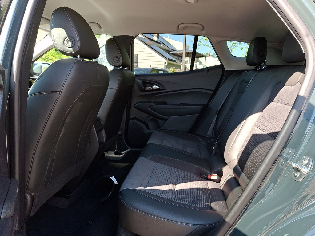 Used 2025 Chevrolet Trax LT FWD image 19