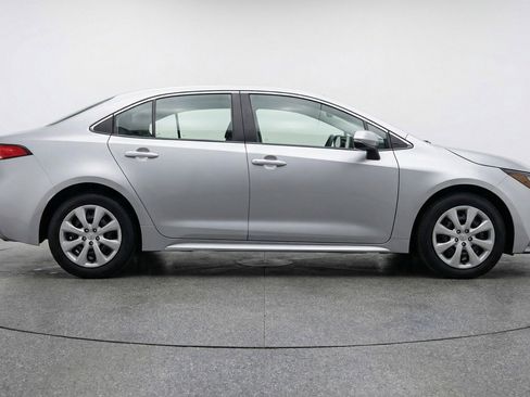 Used 2025 Toyota Corolla LE FWD image 11