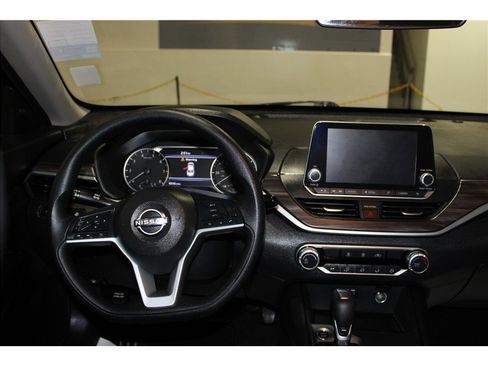 Used 2025 Nissan Altima 2.5 SV image 15