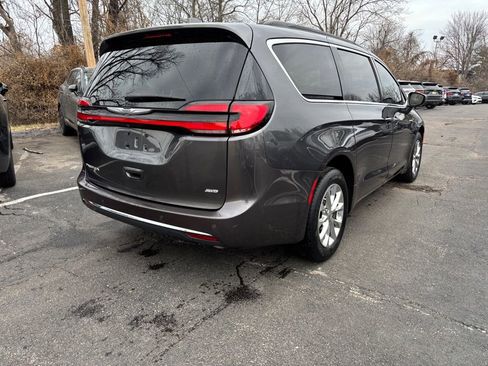 Used 2022 Chrysler Pacifica Touring-L image 6