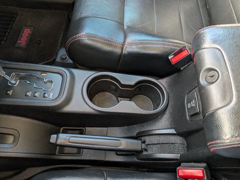 Used 2012 Jeep Wrangler Unlimited Sahara image 28