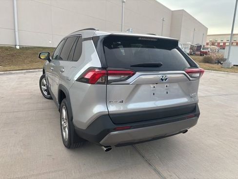 Used 2020 Toyota RAV4 Limited image 4