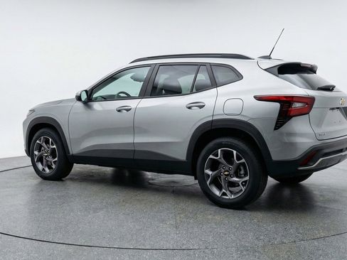 Used 2025 Chevrolet Trax LT w/ LT Convenience Package image 6