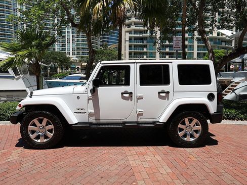 Used 2017 Jeep Wrangler Unlimited Sahara w/ Connectivity Group AWD/4WD image 2
