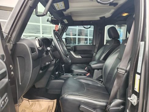 Used 2017 Jeep Wrangler Unlimited Sahara w/ Dual Top Group AWD/4WD image 26