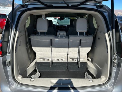 Used 2021 Chrysler Pacifica Touring-L image 5