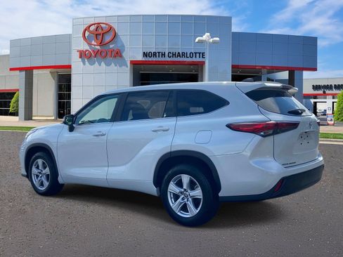 Used 2023 Toyota Highlander LE FWD image 4
