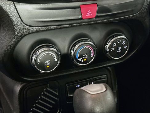 Used 2017 Jeep Renegade Altitude FWD image 22