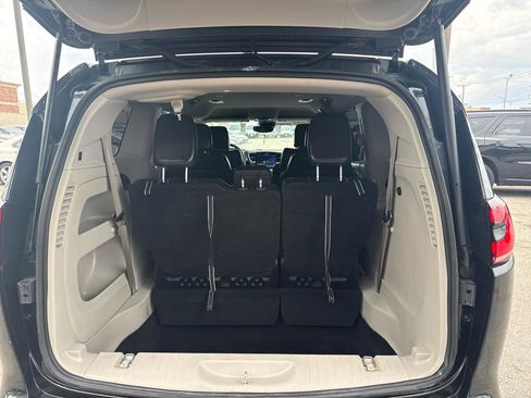 Used 2022 Chrysler Pacifica Touring-L FWD image 10