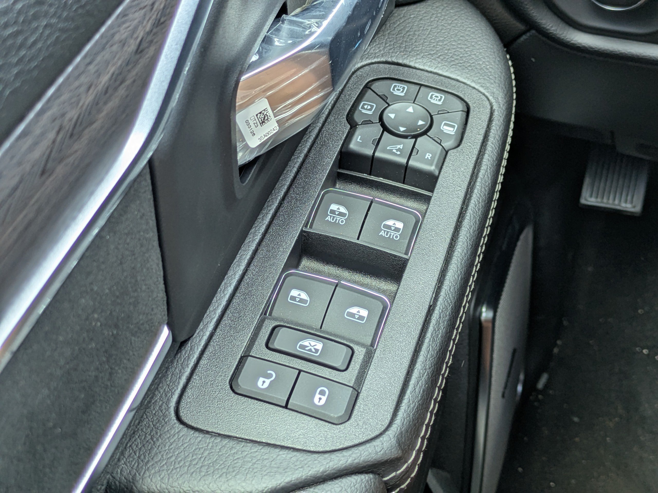 New 2026 RAM 3500 Laramie AWD/4WD image 18
