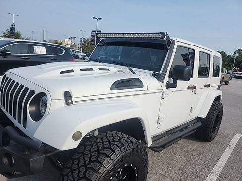 Used 2017 Jeep Wrangler Unlimited Sahara w/ Dual Top Group AWD/4WD image 11