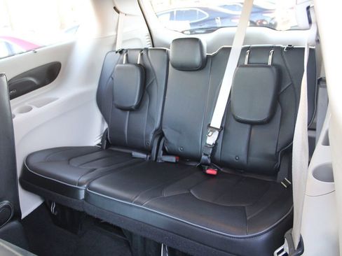 Used 2017 Chrysler Pacifica Platinum image 26