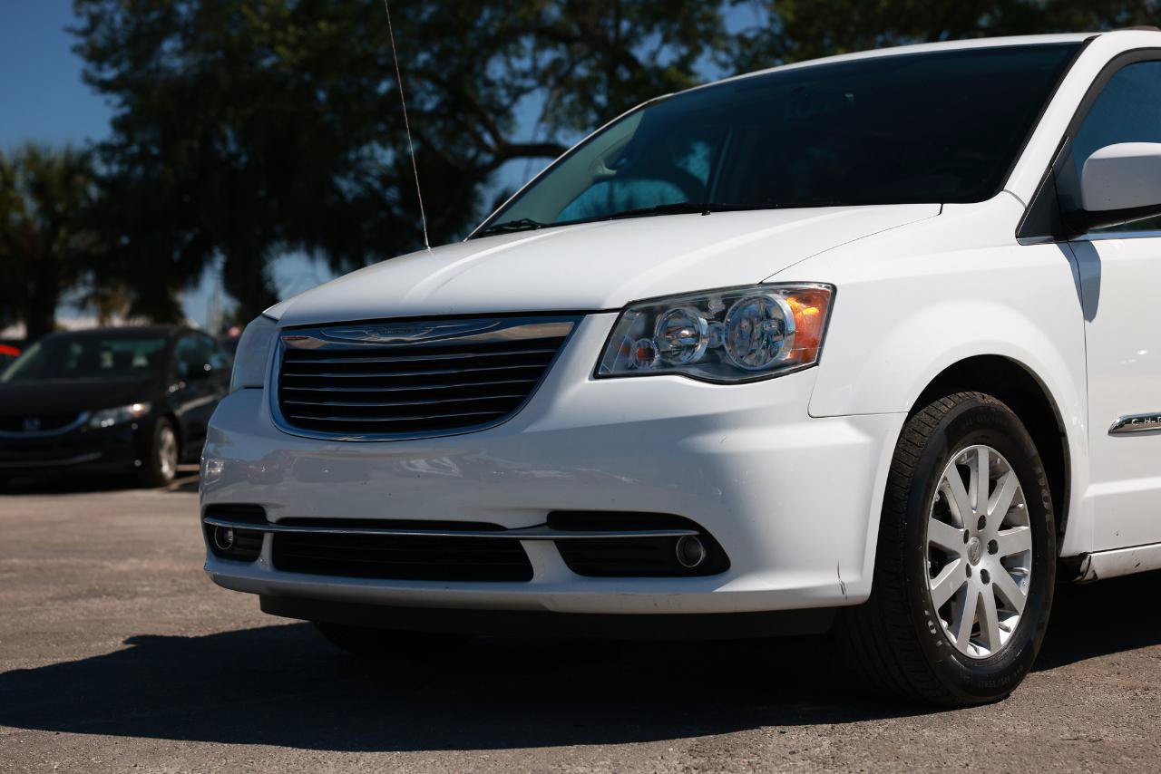 Used 2015 Chrysler Town & Country Touring FWD image 26