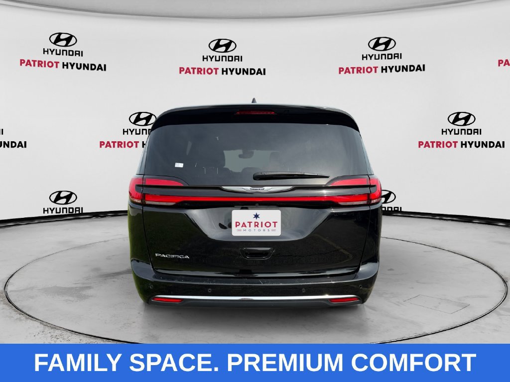 Used 2025 Chrysler Pacifica Select FWD image 4