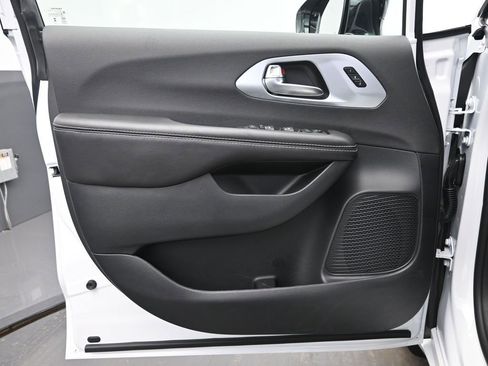 New 2026 Chrysler Pacifica Limited image 12