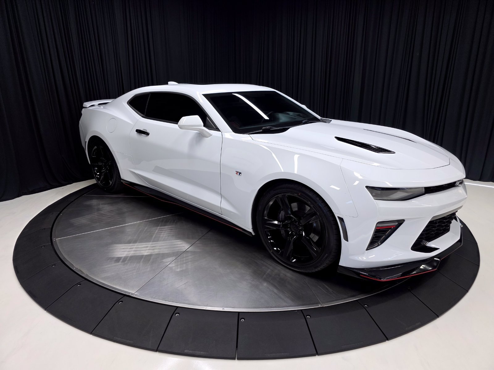 Used 2018 Chevrolet Camaro SS RWD image 15