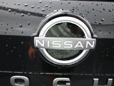 Used 2025 Nissan Rogue SV w/ SV Premium Package FWD image 11