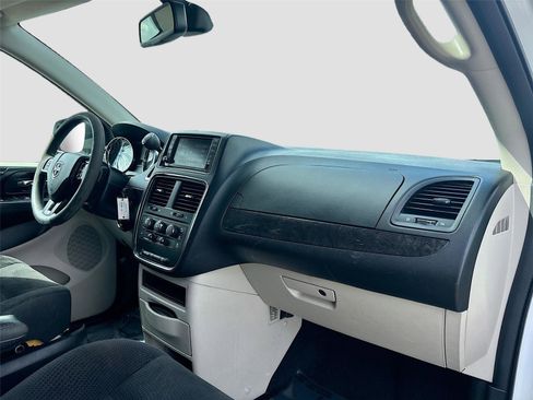 Used 2019 Dodge Grand Caravan SE FWD image 29