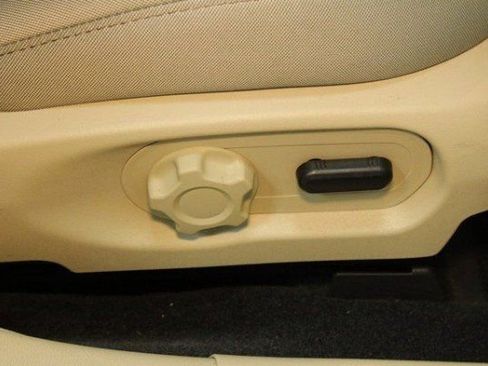 Used 2017 Ford Taurus SE image 10