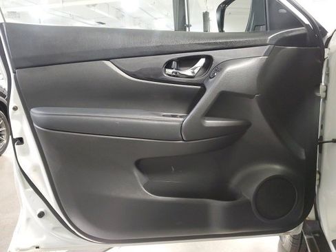 Used 2019 Nissan Rogue SV image 12