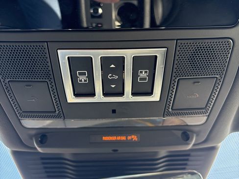 Used 2023 Land Rover Discovery S image 27