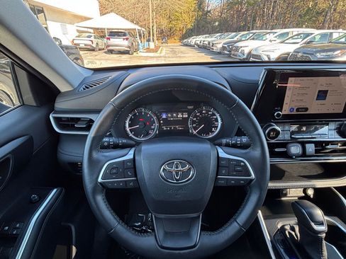 Used 2025 Toyota Highlander LE image 34