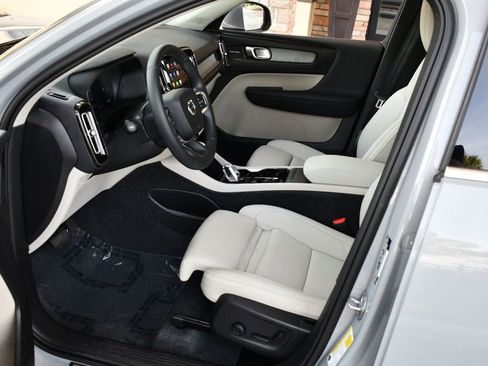 Used 2025 Volvo XC40 B5 Ultra image 39