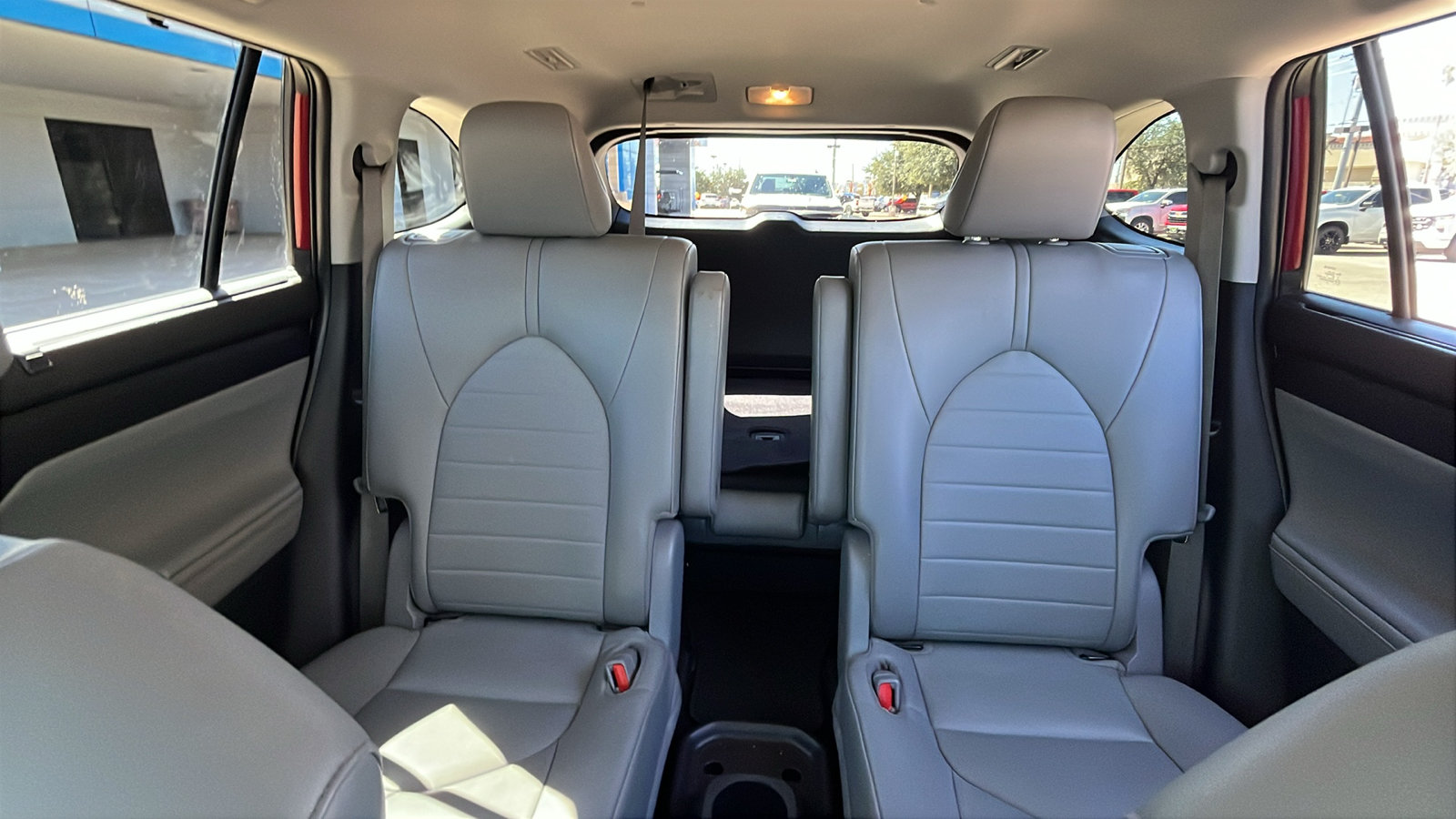 Used 2022 Toyota Highlander XLE FWD image 23