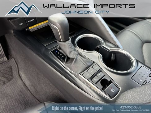 Used 2020 Toyota Camry XLE image 16