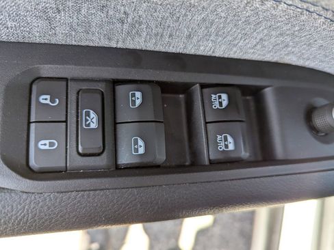 Used 2023 Jeep Compass Latitude image 16