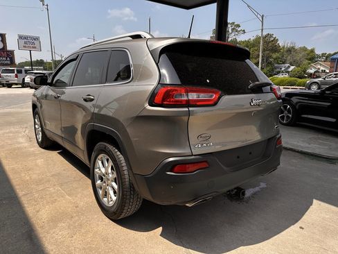 Used 2016 Jeep Cherokee Latitude w/ Comfort & Convenience Group AWD/4WD image 6