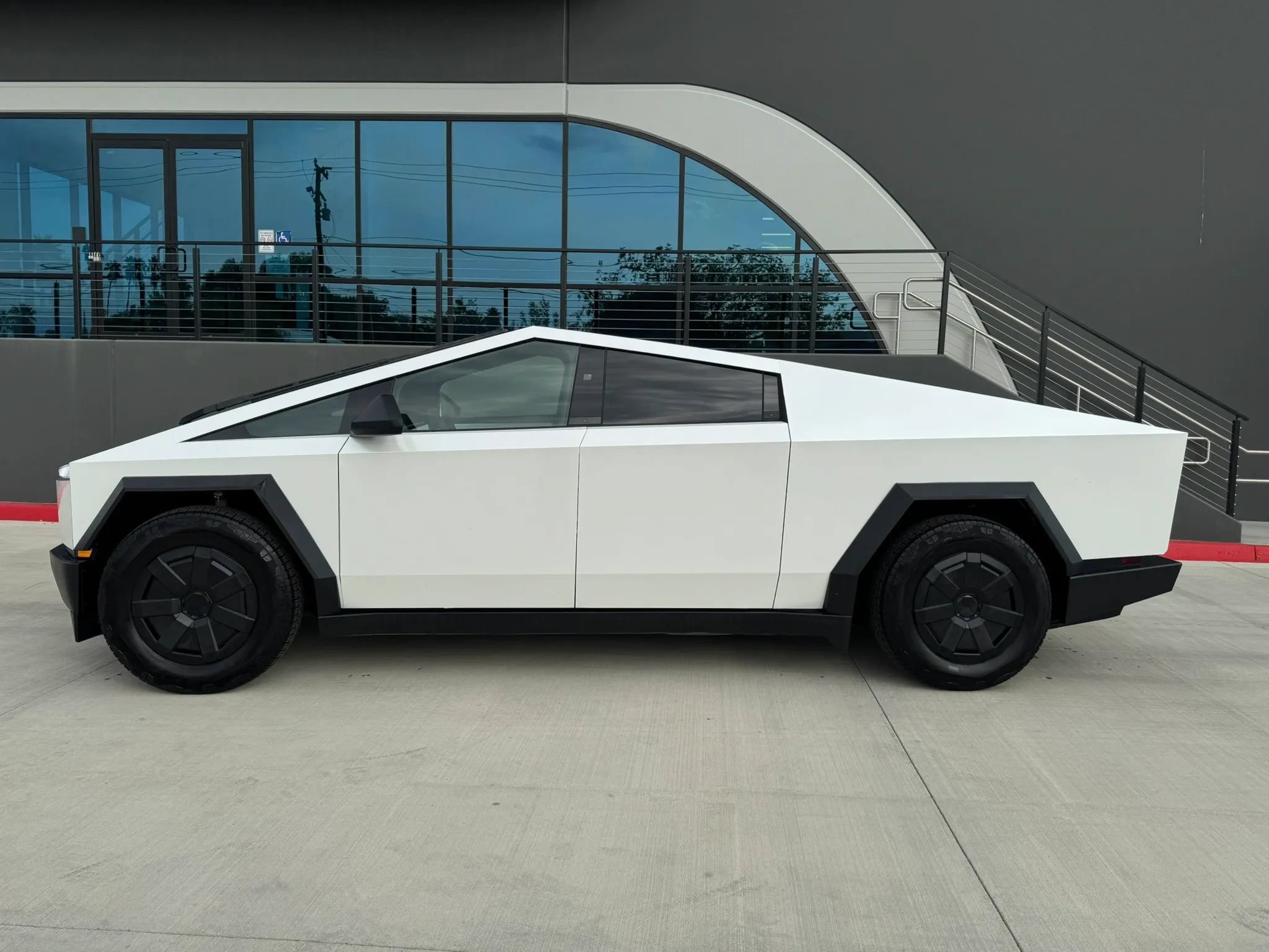 Used 2025 Tesla Cybertruck AWD Crew Cab image 3