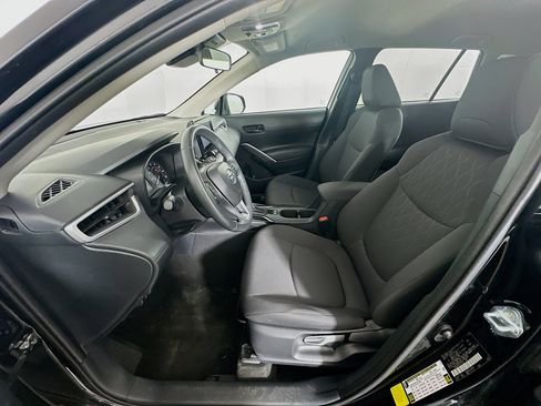 Used 2025 Toyota Corolla Cross LE image 13