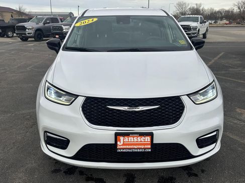 Used 2024 Chrysler Pacifica Select image 17