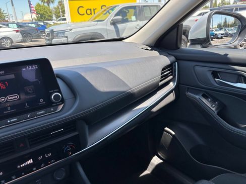 Used 2025 Nissan Rogue SV FWD image 37