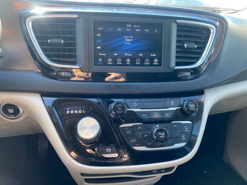 Used 2020 Chrysler Voyager Lxi FWD image 13