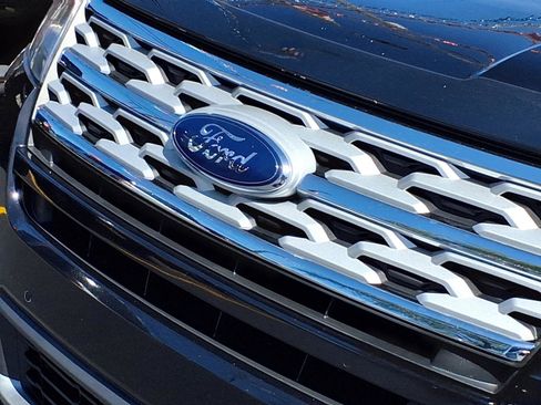 Used 2018 Ford Explorer XLT w/ Equipment Group 202A FWD image 31